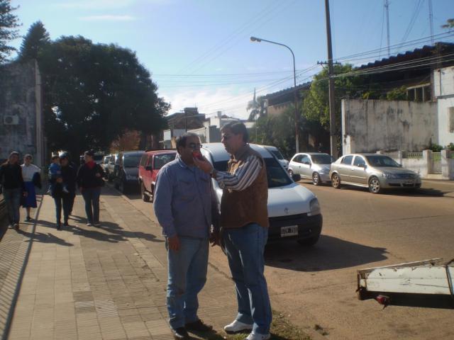 LOS CAZATAPITAS DEL MERCOSUR - notero en la esquina del Correo,  a pocos metros el edificio de la Radio LT12